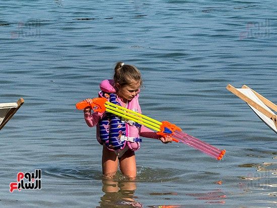 طفلة تلعب على شاطىء الصخرى طفلة تلعب على شاطىء الصخرى