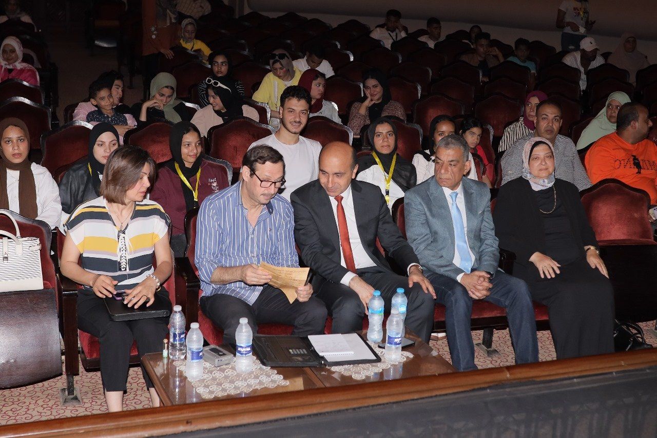 رئيس جامعة دمنهور يشهد العرض المسرحي أبنائي (5) رئيس جامعة دمنهور يشهد العرض المسرحي أبنائي (5)
