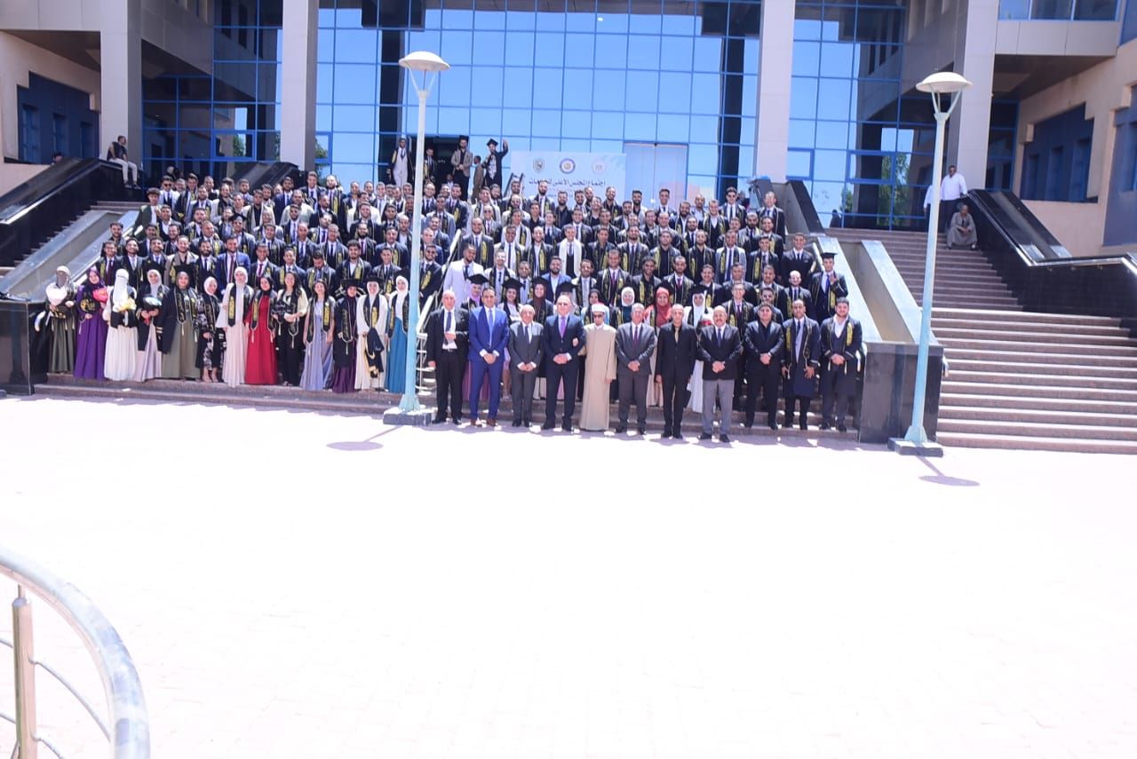 دفعة التخرج مع رئيس الجامعة دفعة التخرج مع رئيس الجامعة