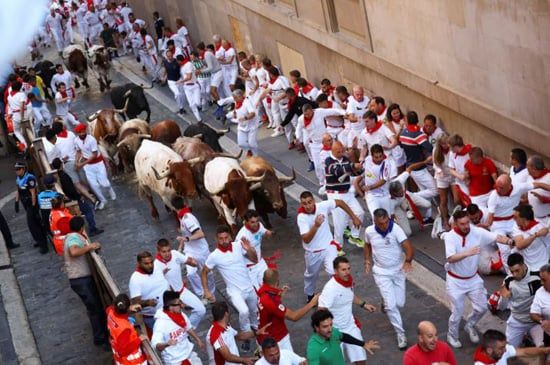 مصارعة انطلقت في إسبانيا يوم الاثنين واحدة من أكثر تقاليدها إثارة للجدل والإثارة سباق الثيران في بامبلونا (5) مصارعة انطلقت في إسبانيا يوم الاثنين واحدة من أكثر تقاليدها إثارة للجدل والإثارة سباق الثيران في بامبلونا (5)