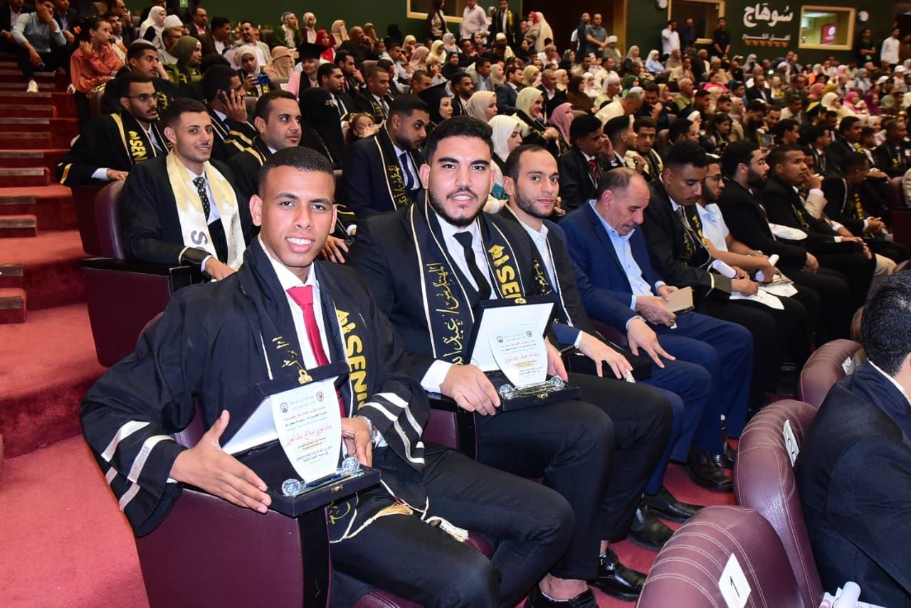 الخريجين من طلبة هندسة سوهاج الخريجين من طلبة هندسة سوهاج