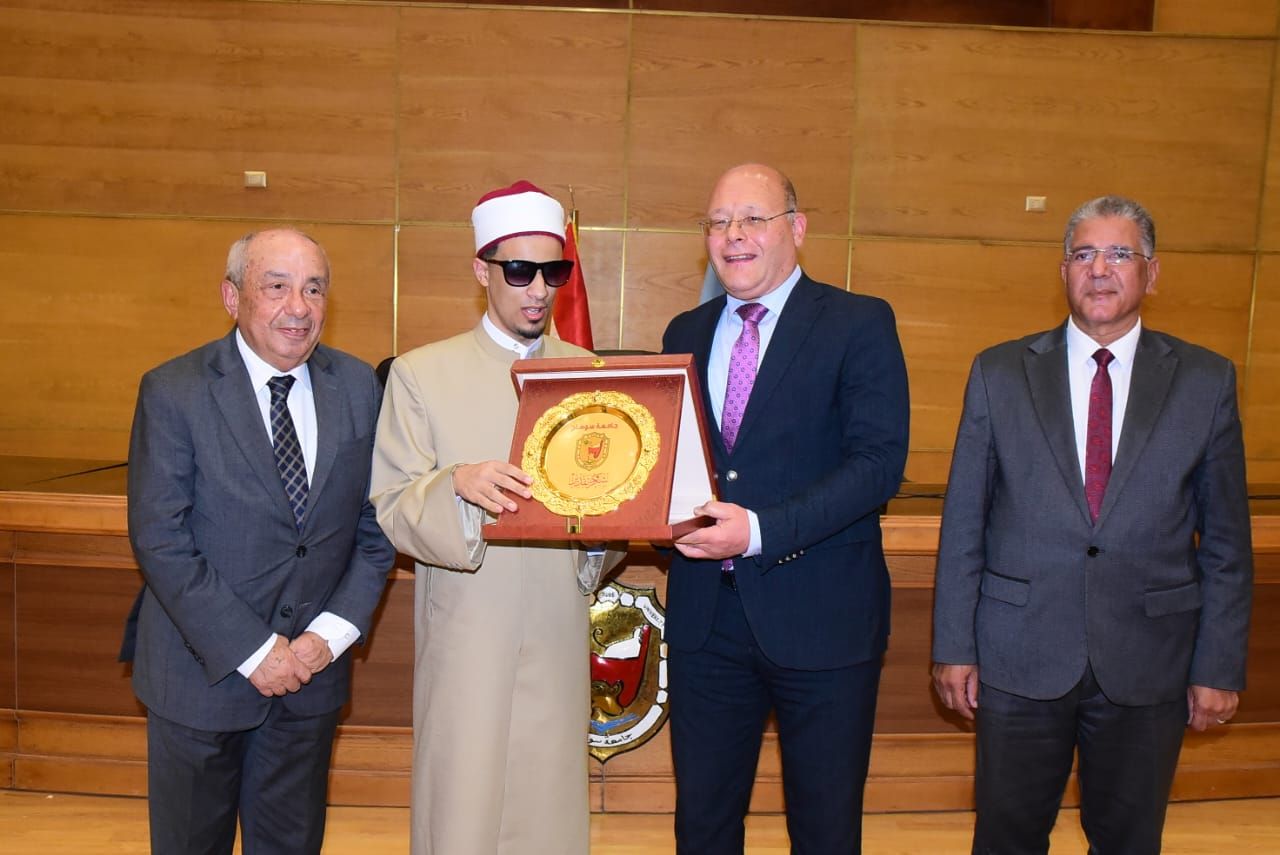 الدرع المقدم من الجامعة للشيخ محمد أحمد حسن الدرع المقدم من الجامعة للشيخ محمد أحمد حسن