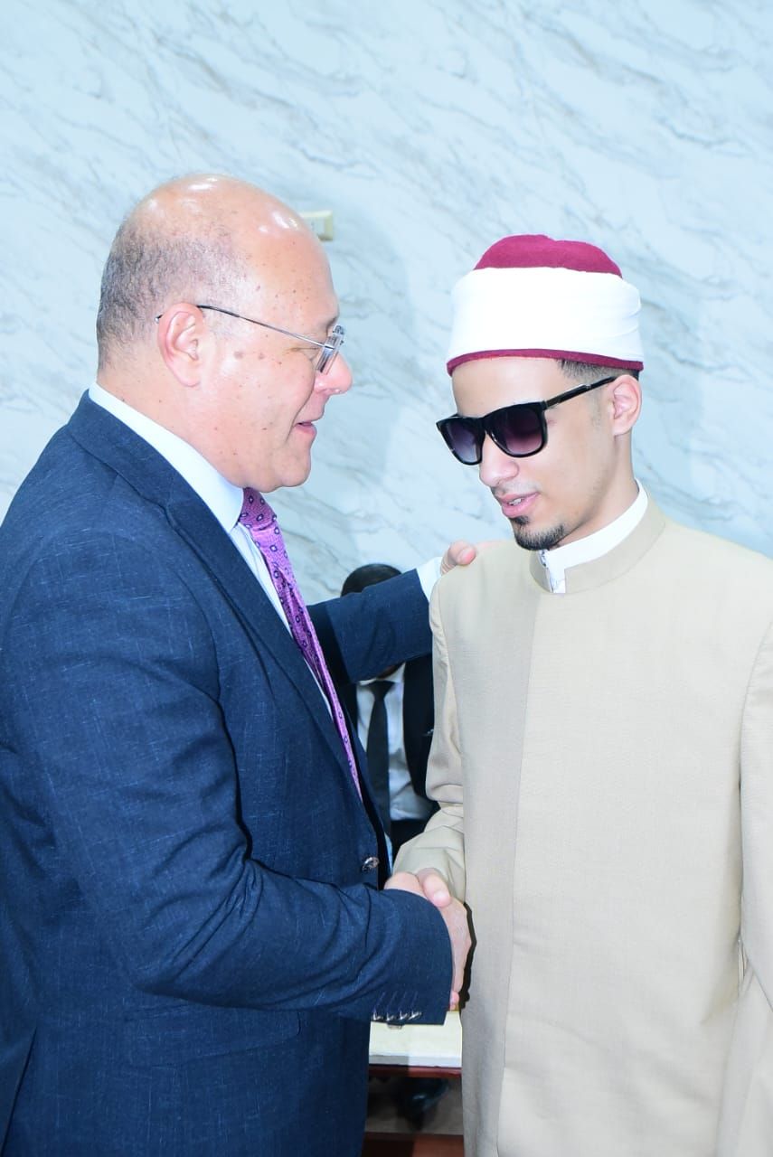 الشيخ محمد أحمد حسن مع رئيس الجامعة الشيخ محمد أحمد حسن مع رئيس الجامعة