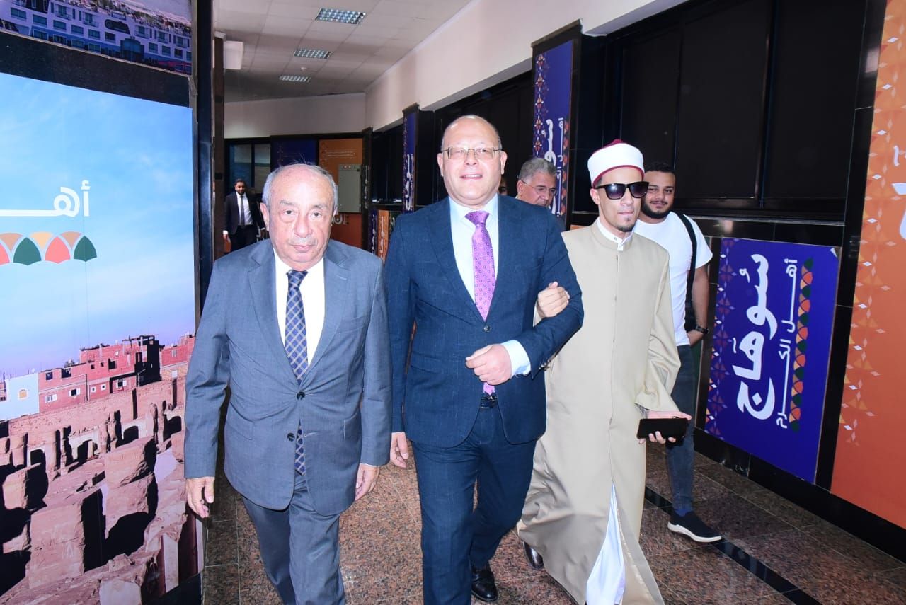 رئيس الجامعة مع الشيخ والنقيب رئيس الجامعة مع الشيخ والنقيب