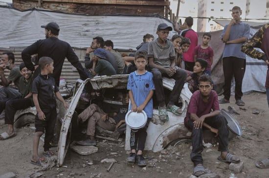 مدينة غزة، قطاع غزة (أسوشيتد برس) - سعى الفلسطينيون جاهدين للحصول على الطعام من مطبخ مجتمعي مكتظ يوم الاثنين في مدينة غزة، شمال قطاع غزة. وقد أدت حرب إ (8) مدينة غزة، قطاع غزة (أسوشيتد برس) - سعى الفلسطينيون جاهدين للحصول على الطعام من مطبخ مجتمعي مكتظ يوم الاثنين في مدينة غزة، شمال قطاع غزة. وقد أدت حرب إ (8)