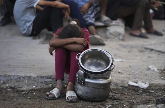 مدينة غزة، قطاع غزة (أسوشيتد برس) - سعى الفلسطينيون جاهدين للحصول على الطعام من مطبخ مجتمعي مكتظ يوم الاثنين في مدينة غزة، شمال قطاع غزة. وقد أدت حرب إ (9) مدينة غزة، قطاع غزة (أسوشيتد برس) - سعى الفلسطينيون جاهدين للحصول على الطعام من مطبخ مجتمعي مكتظ يوم الاثنين في مدينة غزة، شمال قطاع غزة. وقد أدت حرب إ (9)