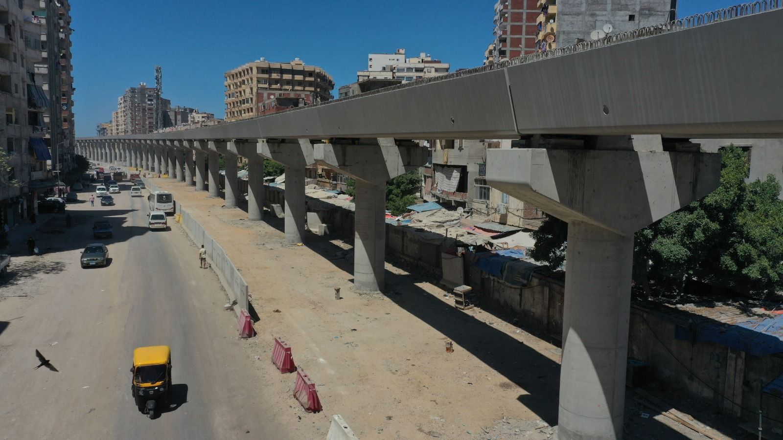 تركيب الكمرات بمشروع المرحلة الأولى من مترو الإسكندرية (1)