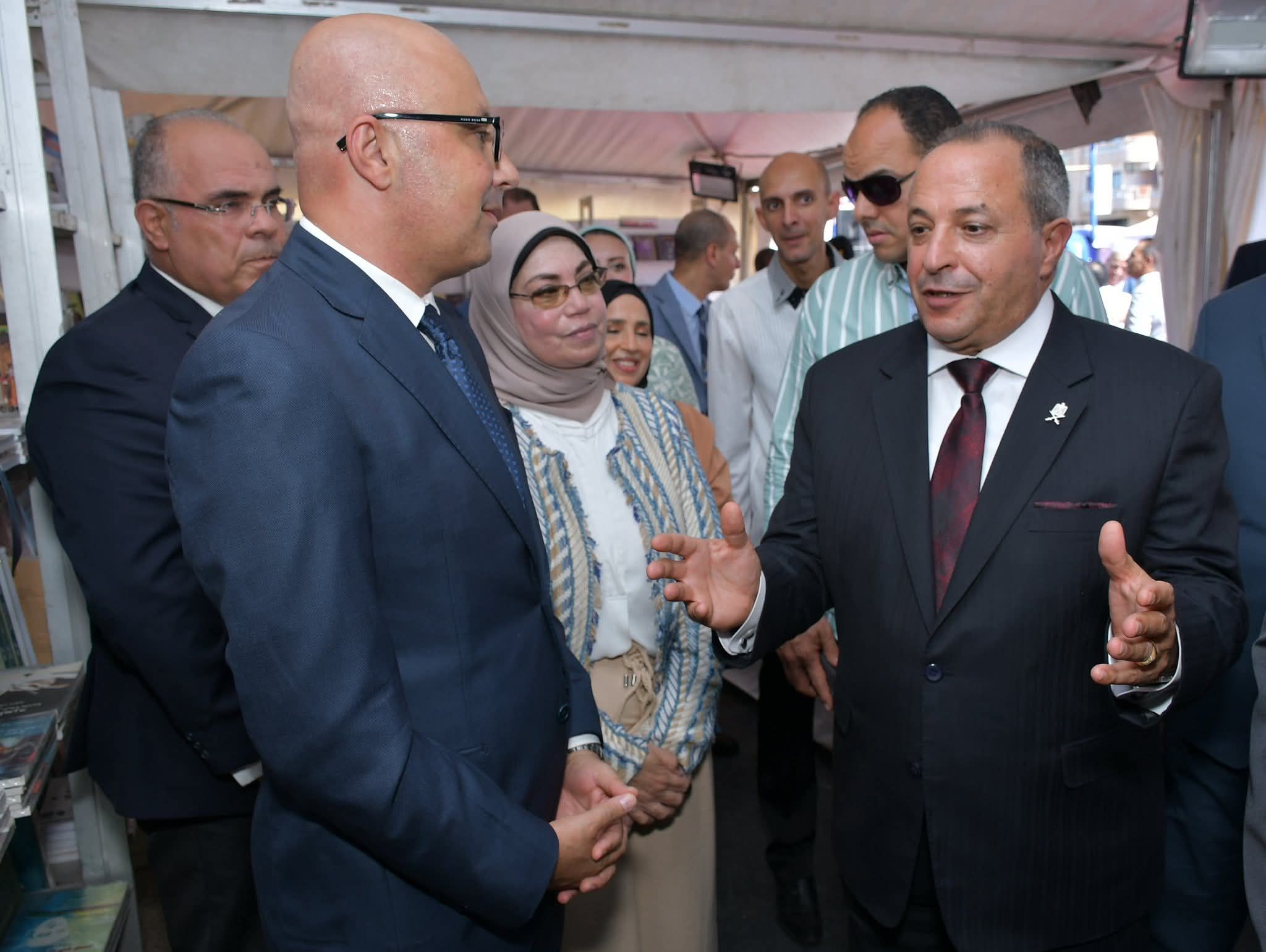 المحافظ خلال تفقد المعرض المحافظ خلال تفقد المعرض