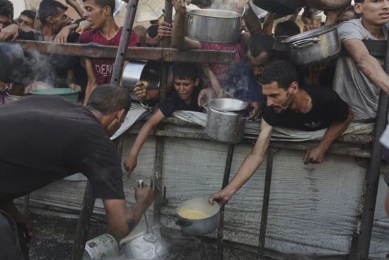 مدينة غزة، قطاع غزة (أسوشيتد برس) - سعى الفلسطينيون جاهدين للحصول على الطعام من مطبخ مجتمعي مكتظ يوم الاثنين في مدينة غزة، شمال قطاع غزة. وقد أدت حرب إ (7) مدينة غزة، قطاع غزة (أسوشيتد برس) - سعى الفلسطينيون جاهدين للحصول على الطعام من مطبخ مجتمعي مكتظ يوم الاثنين في مدينة غزة، شمال قطاع غزة. وقد أدت حرب إ (7)