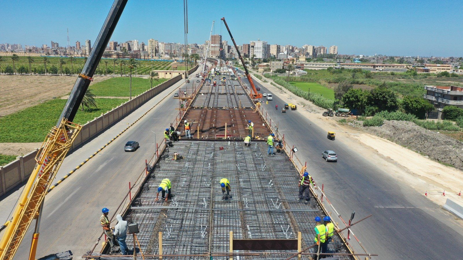 تركيب الكمرات بمشروع المرحلة الأولى من مترو الإسكندرية (4)