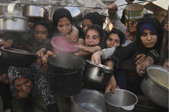 مدينة غزة، قطاع غزة (أسوشيتد برس) - سعى الفلسطينيون جاهدين للحصول على الطعام من مطبخ مجتمعي مكتظ يوم الاثنين في مدينة غزة، شمال قطاع غزة. وقد أدت حرب إ (6) مدينة غزة، قطاع غزة (أسوشيتد برس) - سعى الفلسطينيون جاهدين للحصول على الطعام من مطبخ مجتمعي مكتظ يوم الاثنين في مدينة غزة، شمال قطاع غزة. وقد أدت حرب إ (6)