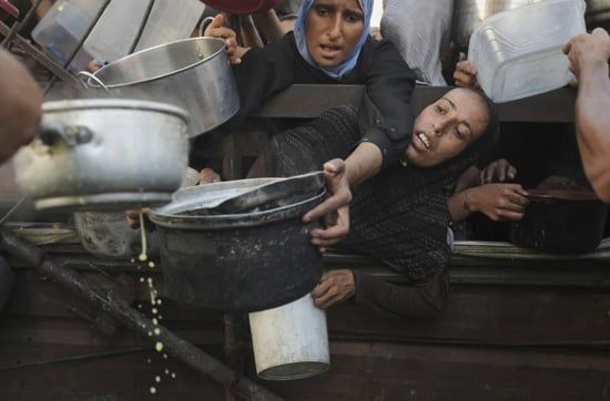 مدينة غزة، قطاع غزة (أسوشيتد برس) - سعى الفلسطينيون جاهدين للحصول على الطعام من مطبخ مجتمعي مكتظ يوم الاثنين في مدينة غزة، شمال قطاع غزة. وقد أدت حرب إ (2) مدينة غزة، قطاع غزة (أسوشيتد برس) - سعى الفلسطينيون جاهدين للحصول على الطعام من مطبخ مجتمعي مكتظ يوم الاثنين في مدينة غزة، شمال قطاع غزة. وقد أدت حرب إ (2)