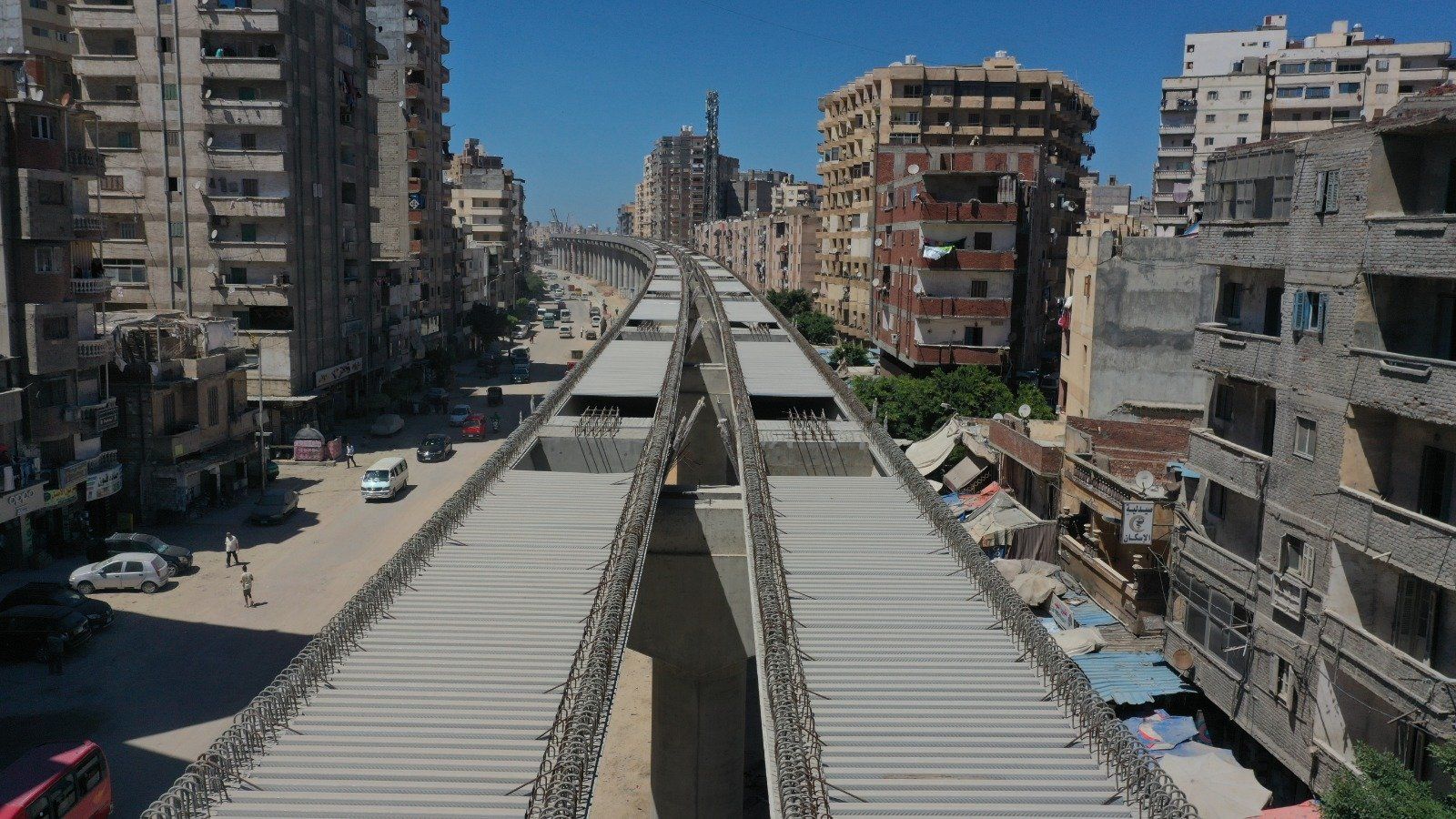 تركيب الكمرات بمشروع المرحلة الأولى من مترو الإسكندرية (7)