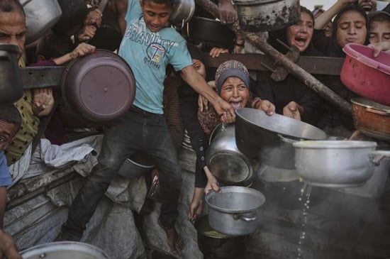 مدينة غزة، قطاع غزة (أسوشيتد برس) - سعى الفلسطينيون جاهدين للحصول على الطعام من مطبخ مجتمعي مكتظ يوم الاثنين في مدينة غزة، شمال قطاع غزة. وقد أدت حرب إ (4) مدينة غزة، قطاع غزة (أسوشيتد برس) - سعى الفلسطينيون جاهدين للحصول على الطعام من مطبخ مجتمعي مكتظ يوم الاثنين في مدينة غزة، شمال قطاع غزة. وقد أدت حرب إ (4)