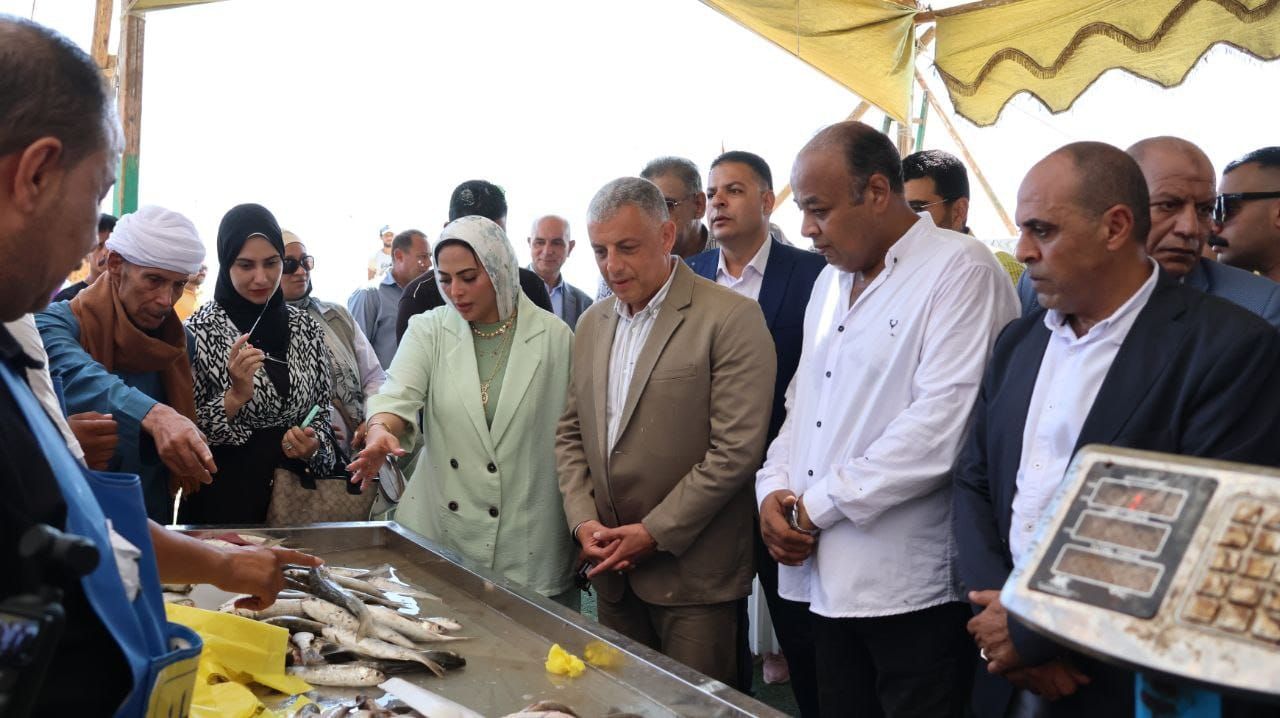 المحافظ يتفقد الأسماك فى السوق المحافظ يتفقد الأسماك فى السوق
