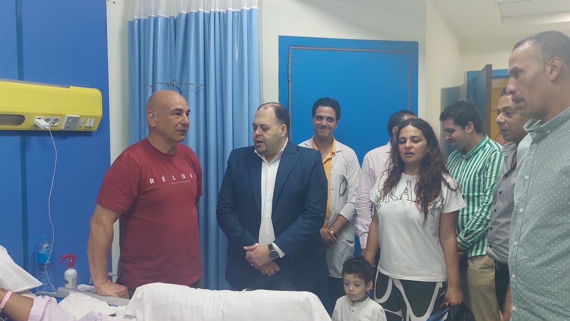 حسام حسن وزوجته خلال زيارتهم مستشفي العجمي العام حسام حسن وزوجته خلال زيارتهم مستشفي العجمي العام