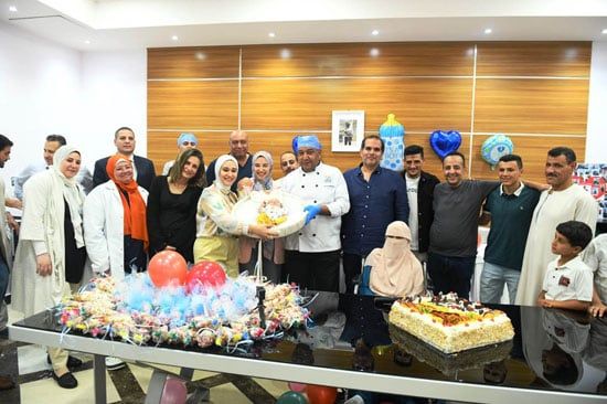 الفريق الطبى مع الطفل يحيى الفريق الطبى مع الطفل يحيى