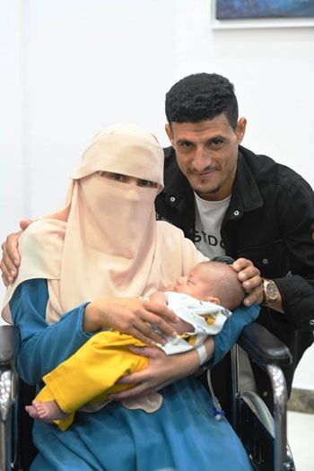 الأم والأب مع الطفل الأم والأب مع الطفل