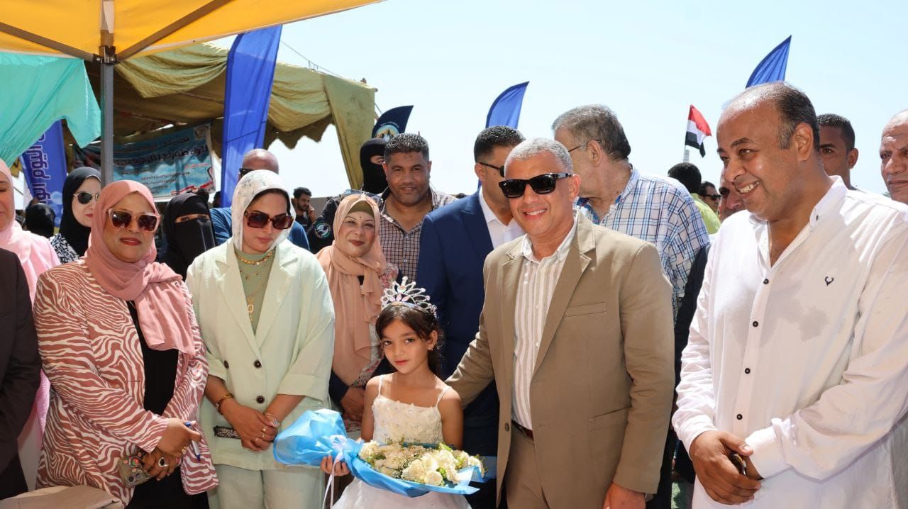 طفلة مع المحافظ طفلة مع المحافظ