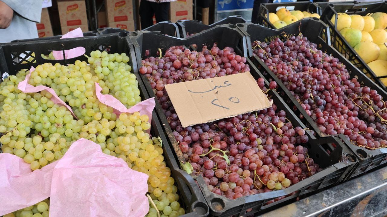 العنب فى السوق العنب فى السوق