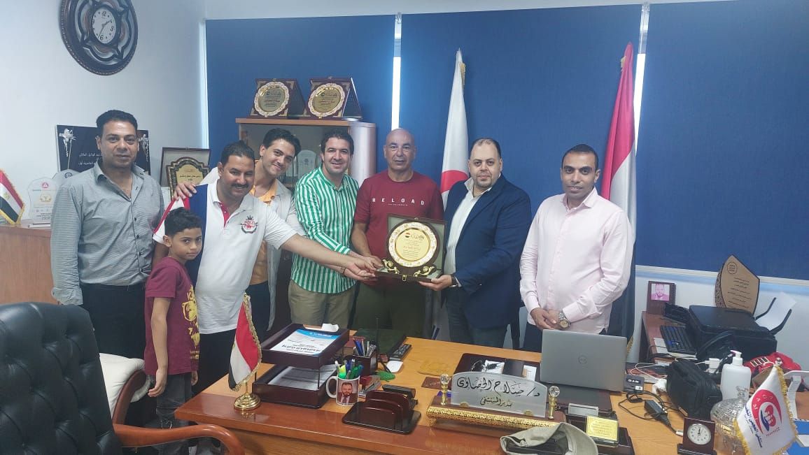 حسام حسن مع مدير مستشفي العجمي العام بالإسكندرية حسام حسن مع مدير مستشفي العجمي العام بالإسكندرية