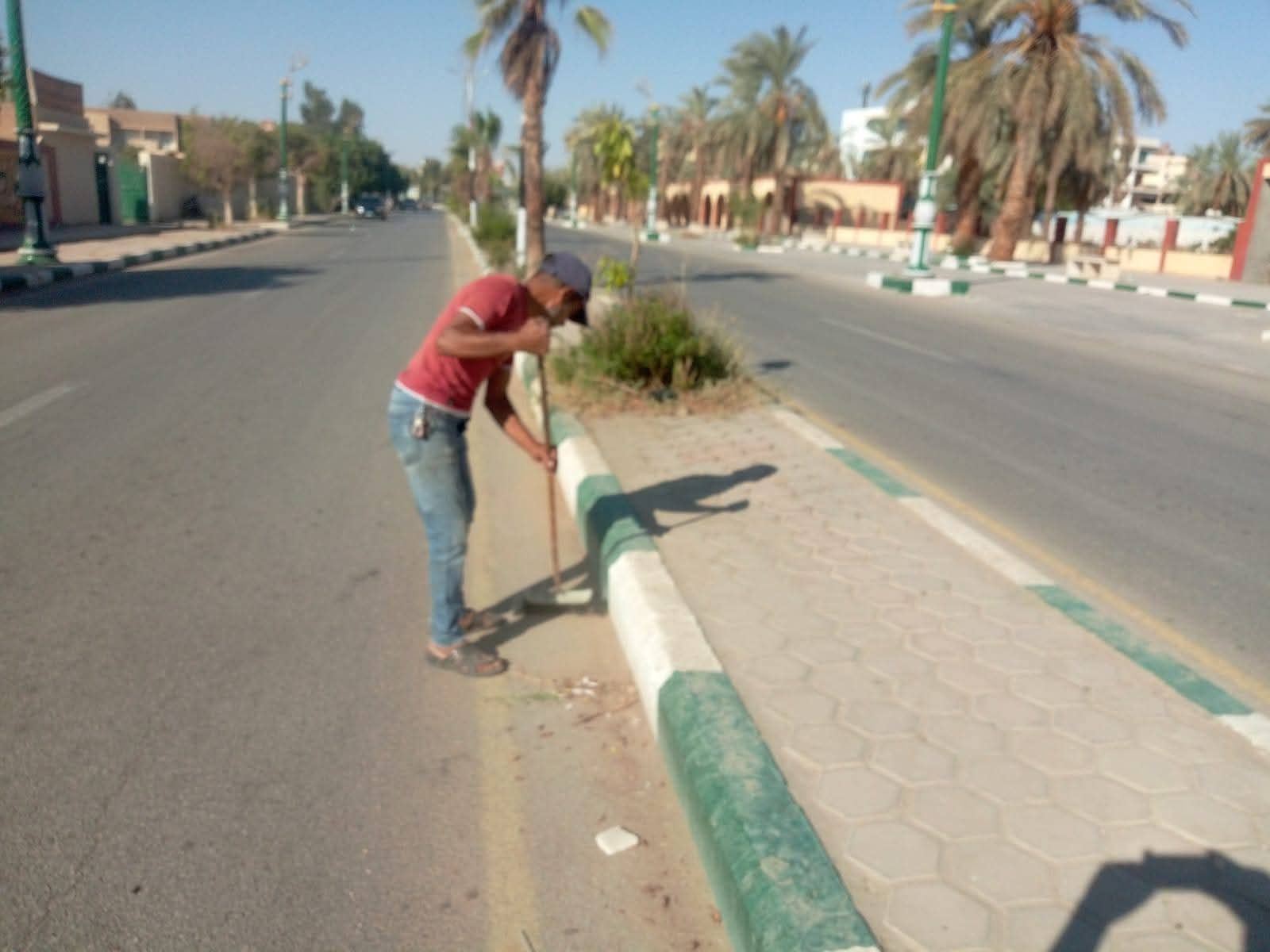 عمل مستمر فى شوارع مدينة الخارجة