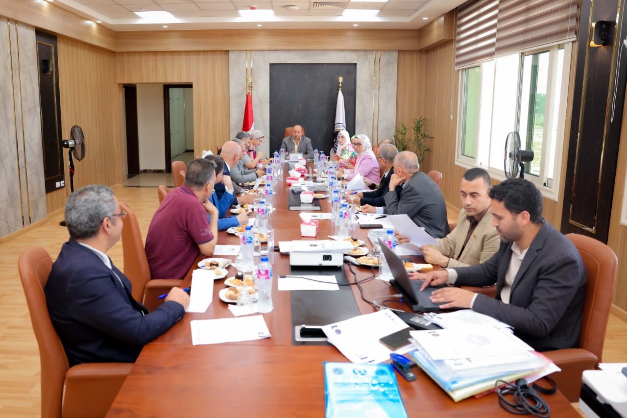 جانب من مناقشة الاستعداد للعام الدراسي الجديد جانب من مناقشة الاستعداد للعام الدراسي الجديد