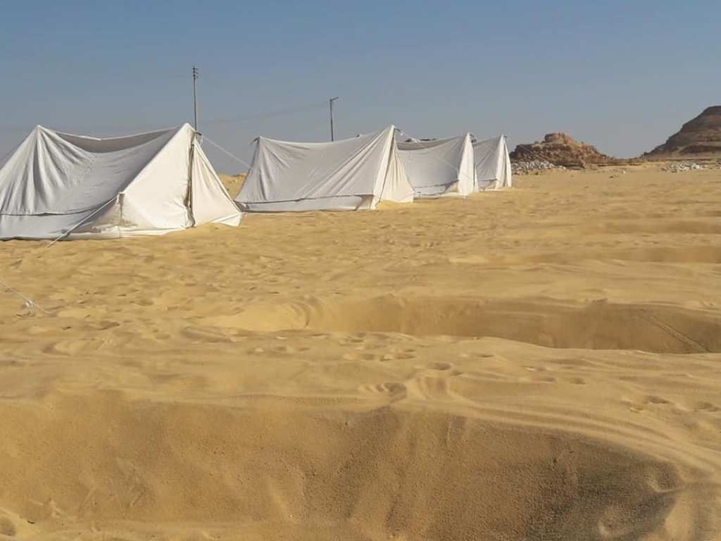 احد مراكز العلاج بالدفن في رمال سيوة احد مراكز العلاج بالدفن في رمال سيوة