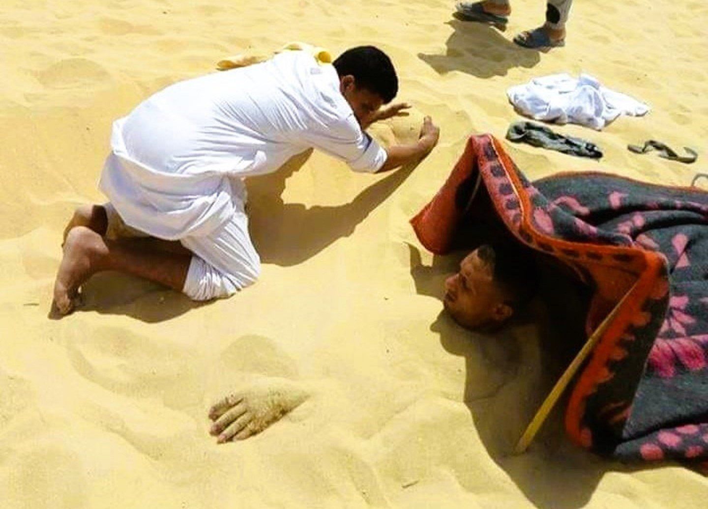 عملية الدفن في الرمال للعلاج - سيوة عملية الدفن في الرمال للعلاج - سيوة