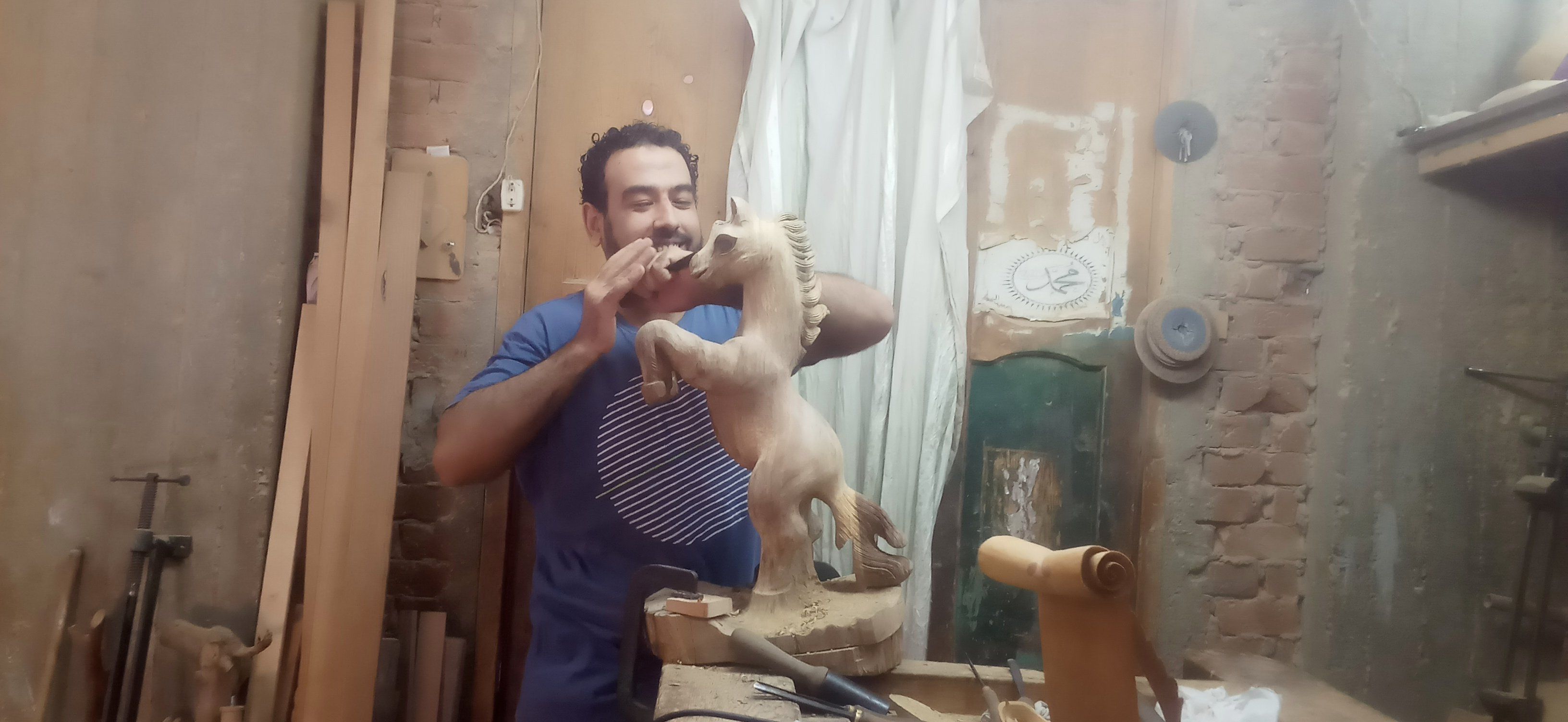 النحت على الخشب في ورش دمياط النحت على الخشب في ورش دمياط