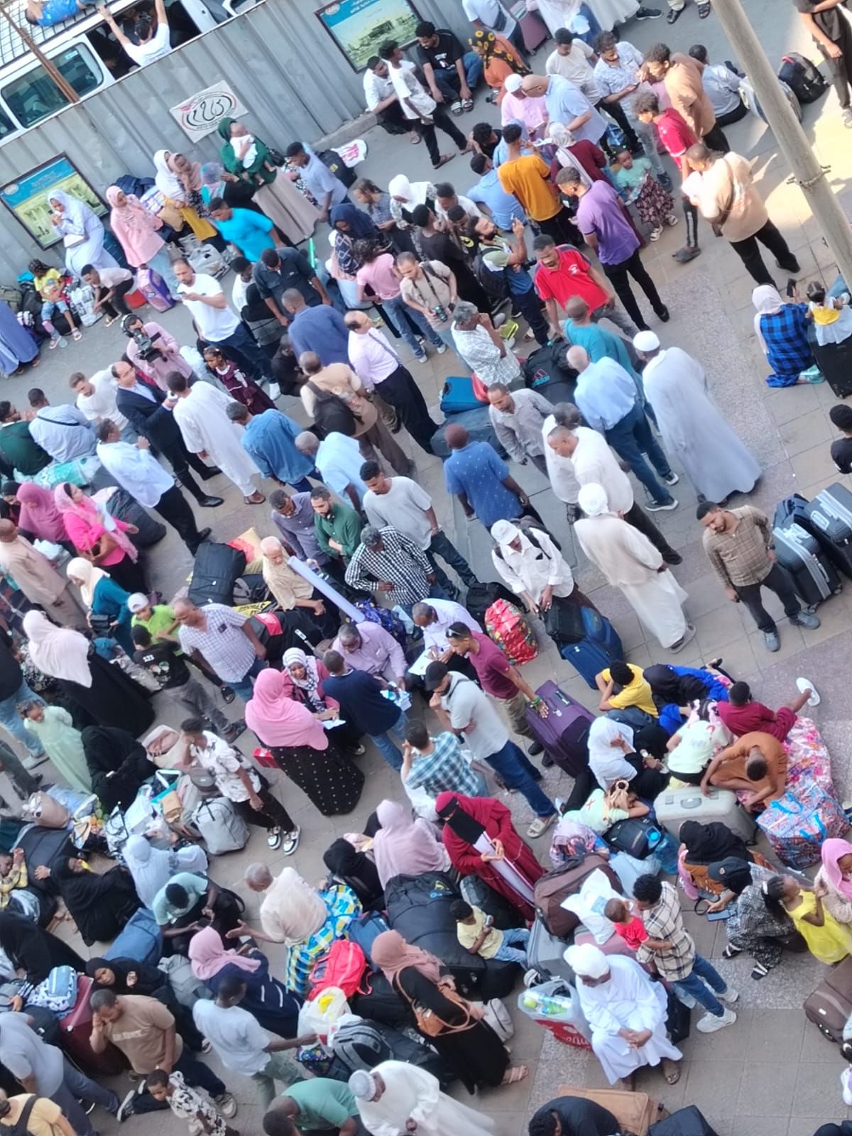 بدء توافد السودانيين على محطة مصر بدء توافد السودانيين على محطة مصر