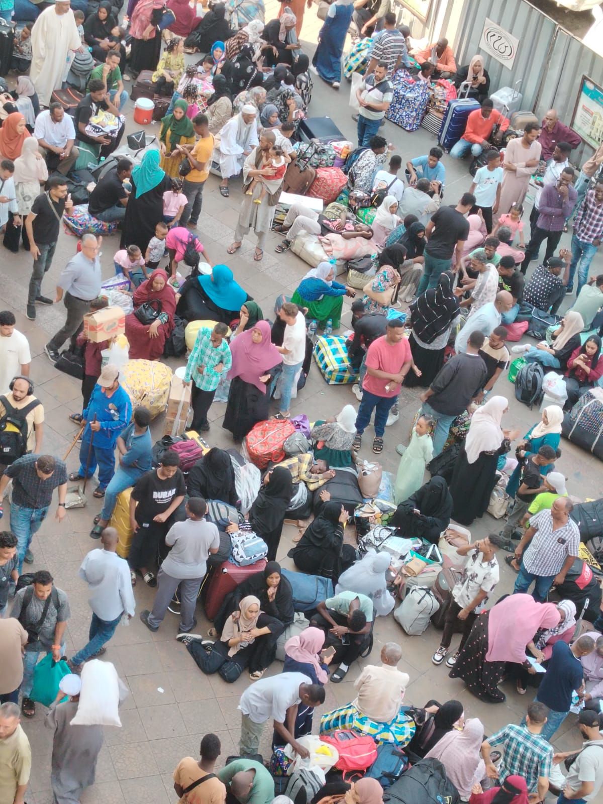 بدء توافد السودانيين على محطة مصر لاستقلال القطار المتجه لأسوان بدء توافد السودانيين على محطة مصر لاستقلال القطار المتجه لأسوان