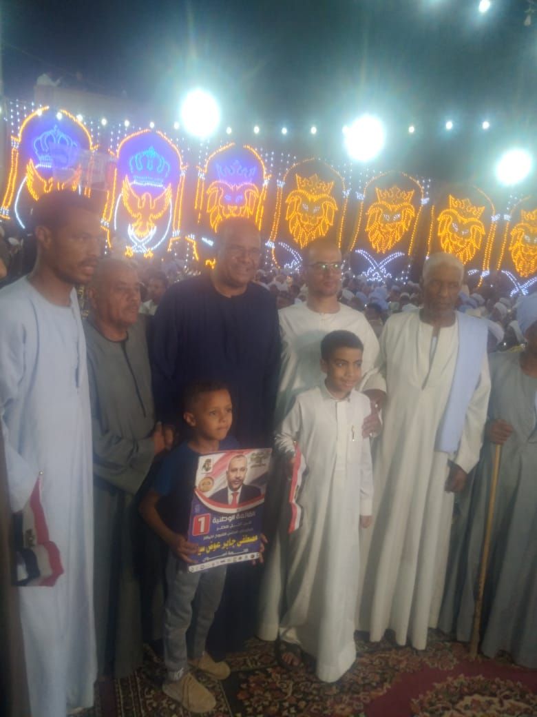 مرشح مستقبل وطن يلتقط صور تذكارية