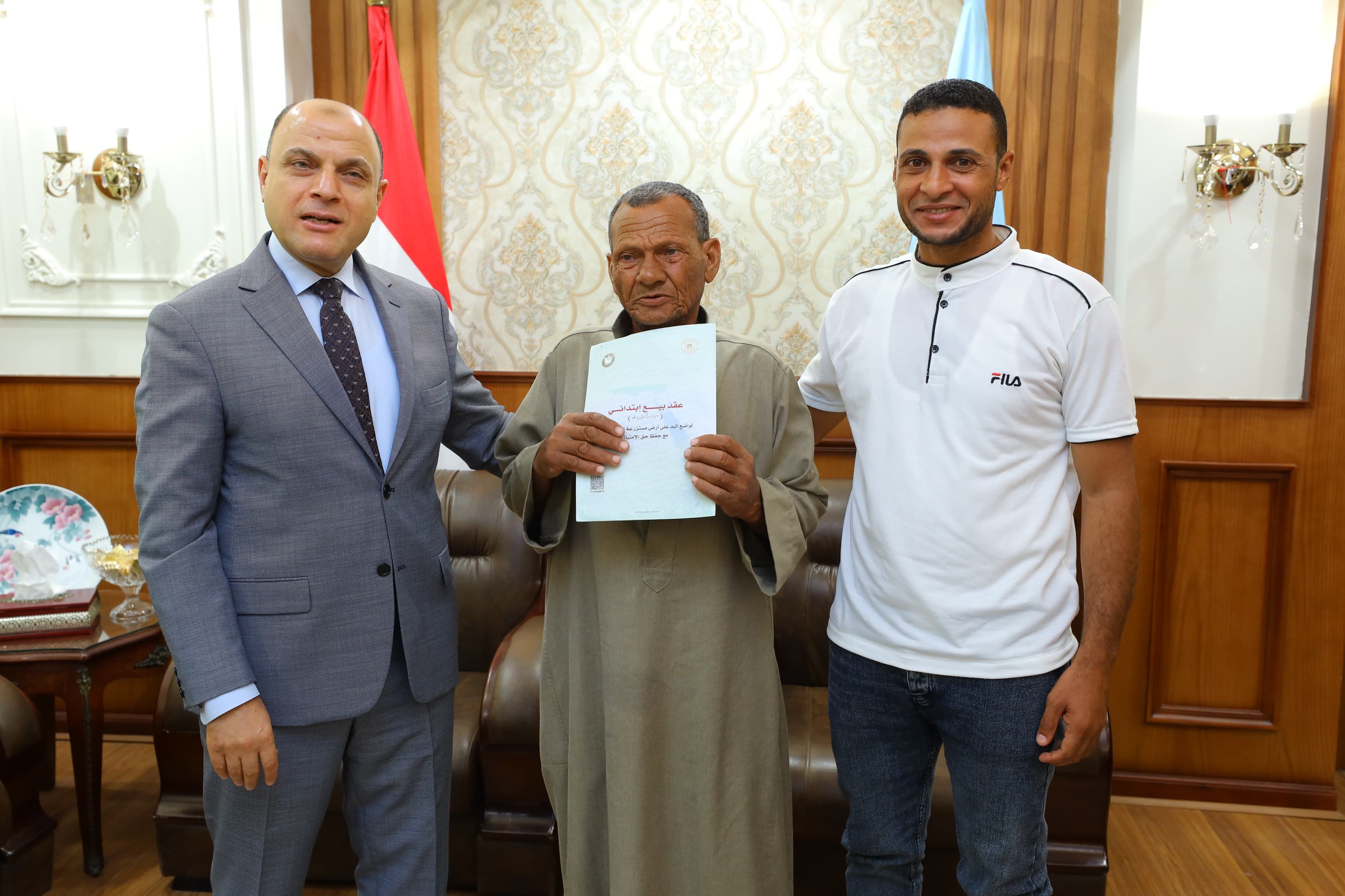 محافظ كفر اسيخ يسلم عقد تقنين لمواطن محافظ كفر اسيخ يسلم عقد تقنين لمواطن