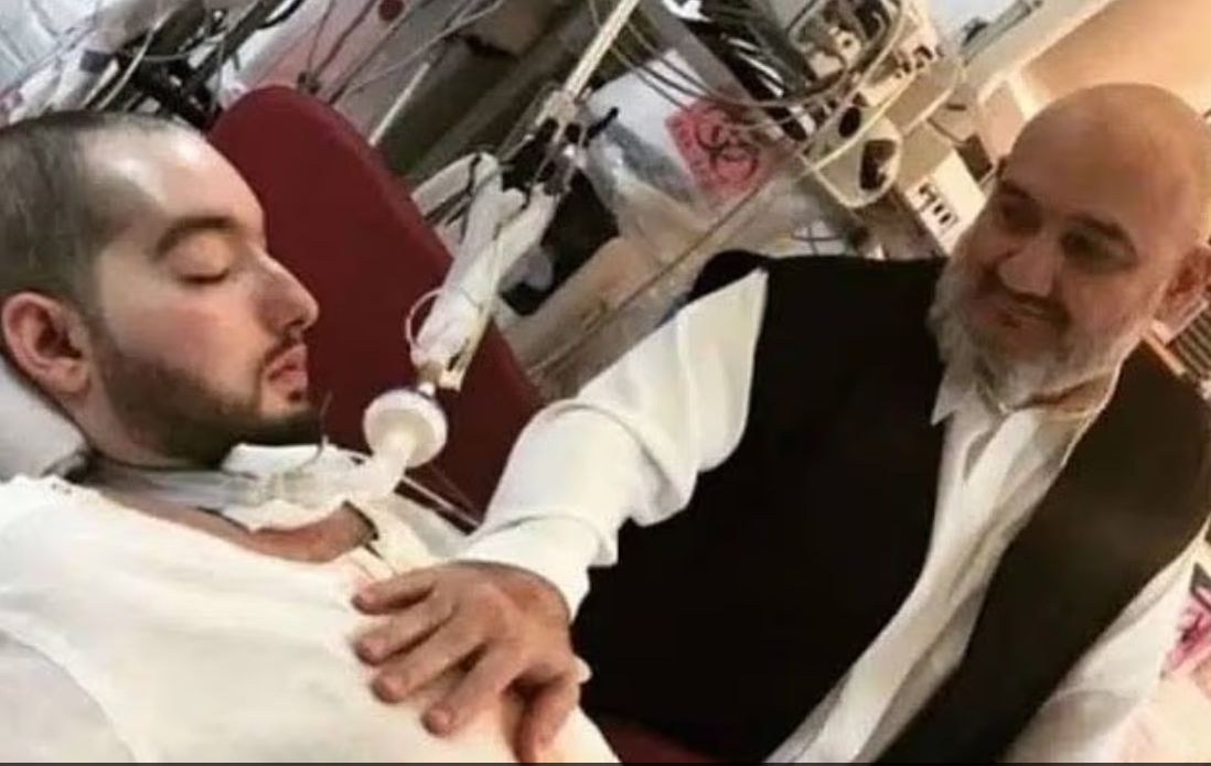 الامير الوليد مع والده الذى كان يتمنى ان يفوق الامير الوليد مع والده الذى كان يتمنى ان يفوق