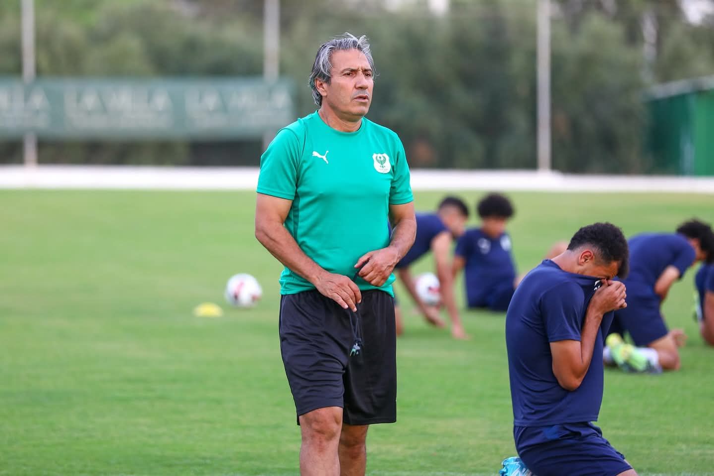 نبيل الكوكي مدرب المصري يمنح اللاعبين التعليمات نبيل الكوكي مدرب المصري يمنح اللاعبين التعليمات