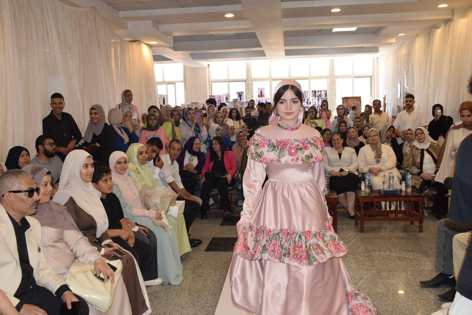 الأزياء بالعرض الأزياء بالعرض