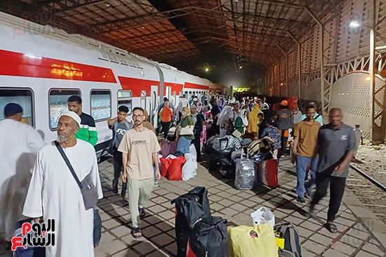 الأشقاء السودانيين فور وصولهم محطة قطار السد العالى (3) الأشقاء السودانيين فور وصولهم محطة قطار السد العالى (3)