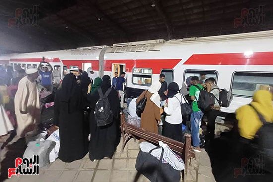 الأشقاء السودانيين فور وصولهم محطة قطار السد العالى (2) الأشقاء السودانيين فور وصولهم محطة قطار السد العالى (2)