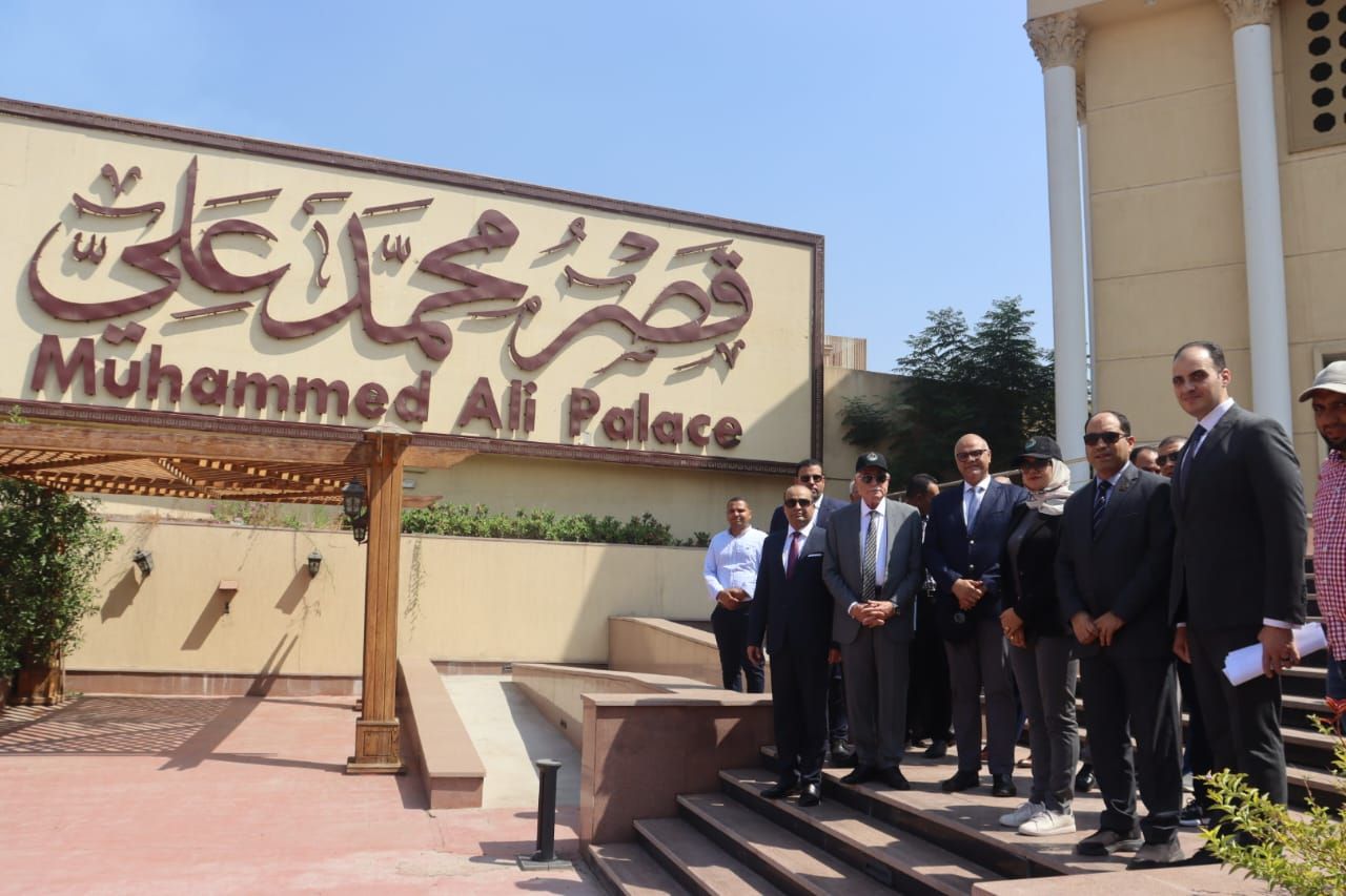 خلال الجولة بالقصر خلال الجولة بالقصر