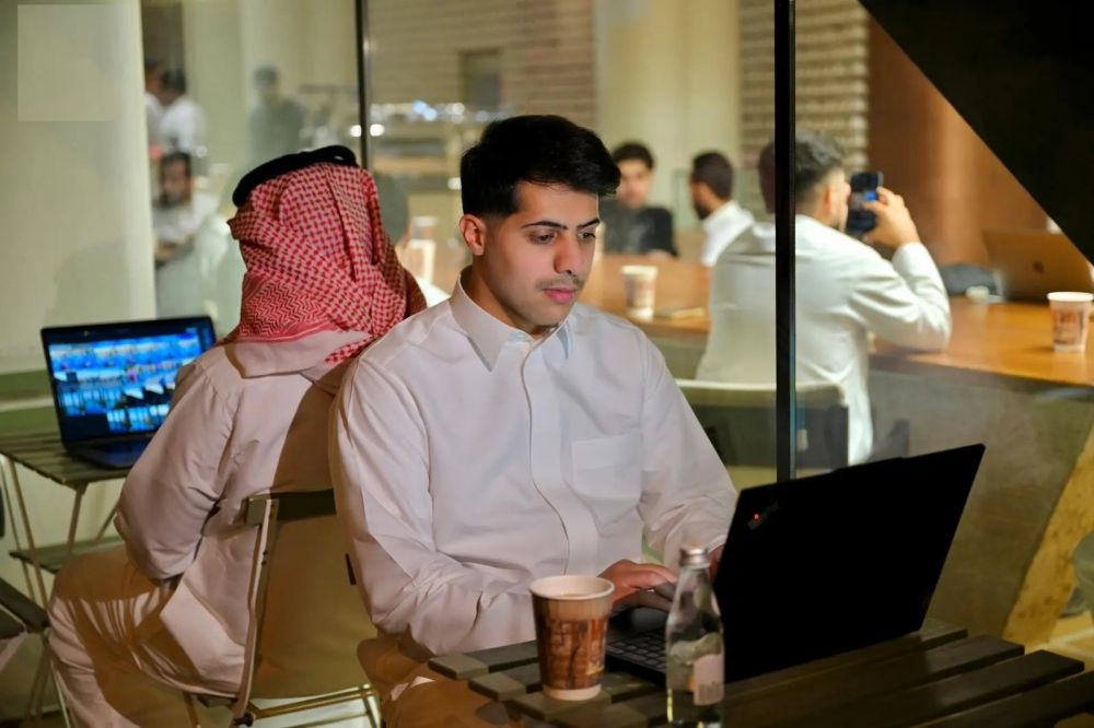 العمل من المقاهي أصبح ظاهرة في مشهد عصري في الرياض - واس