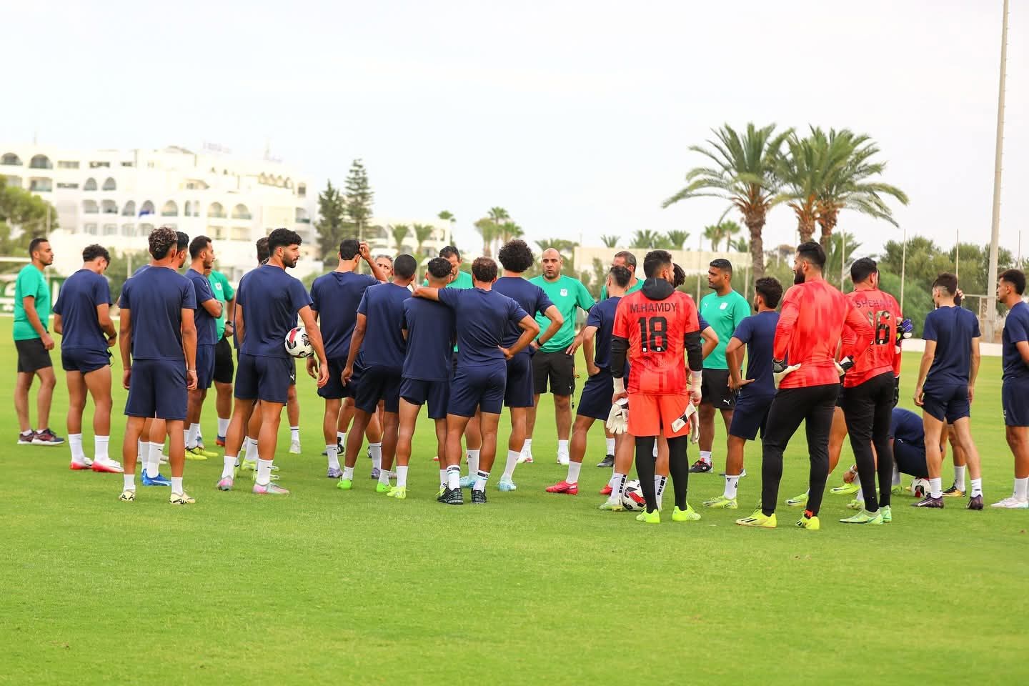 الجهاز الفني للمصري مع اللاعبين الجهاز الفني للمصري مع اللاعبين