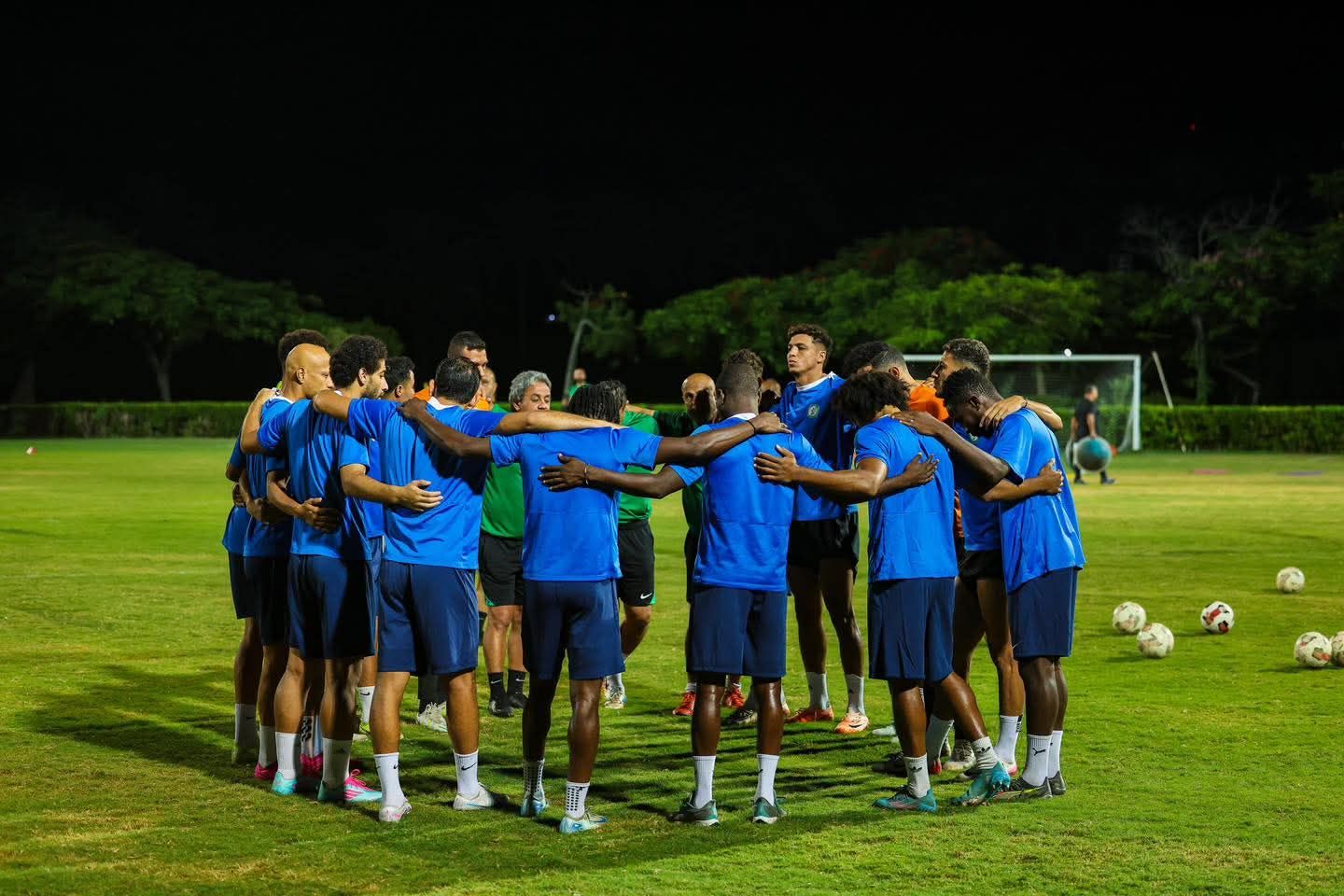لاعبو البنك الاهلى قبل انطلاق التدريبات لاعبو البنك الاهلى قبل انطلاق التدريبات