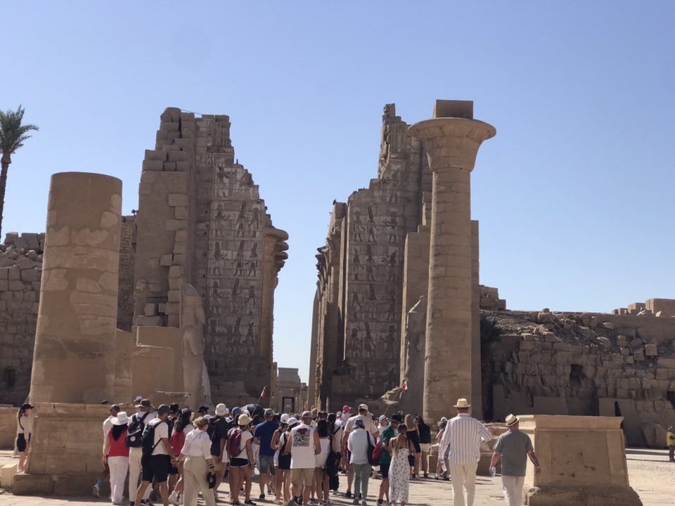 الأفواج السياحية تستمتع بزيارات مميزة فى معابد الكرنك الأفواج السياحية تستمتع بزيارات مميزة فى معابد الكرنك