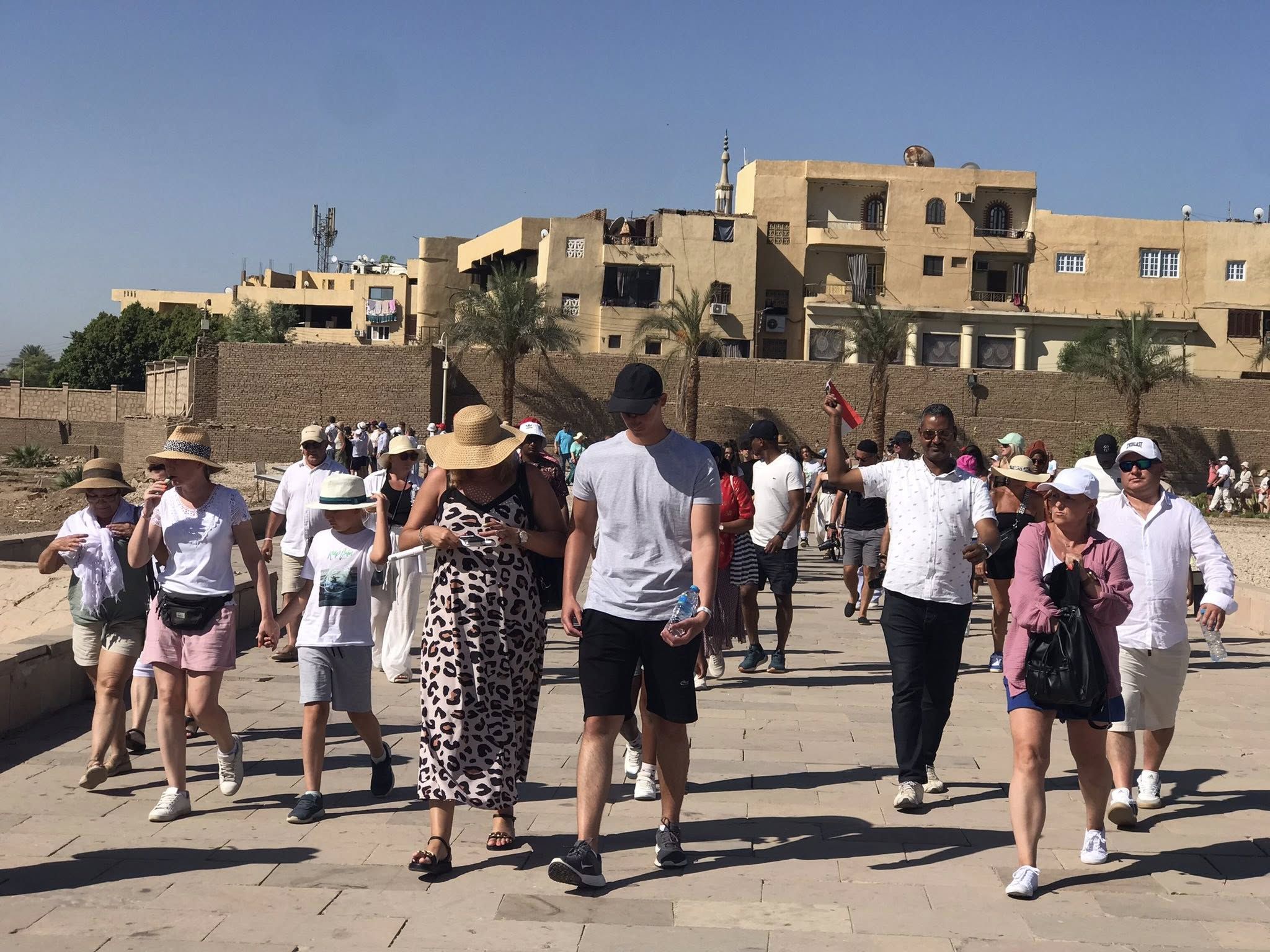 جانب من زيارات سياح العالم لمعابد الكرنك بالأقصر جانب من زيارات سياح العالم لمعابد الكرنك بالأقصر
