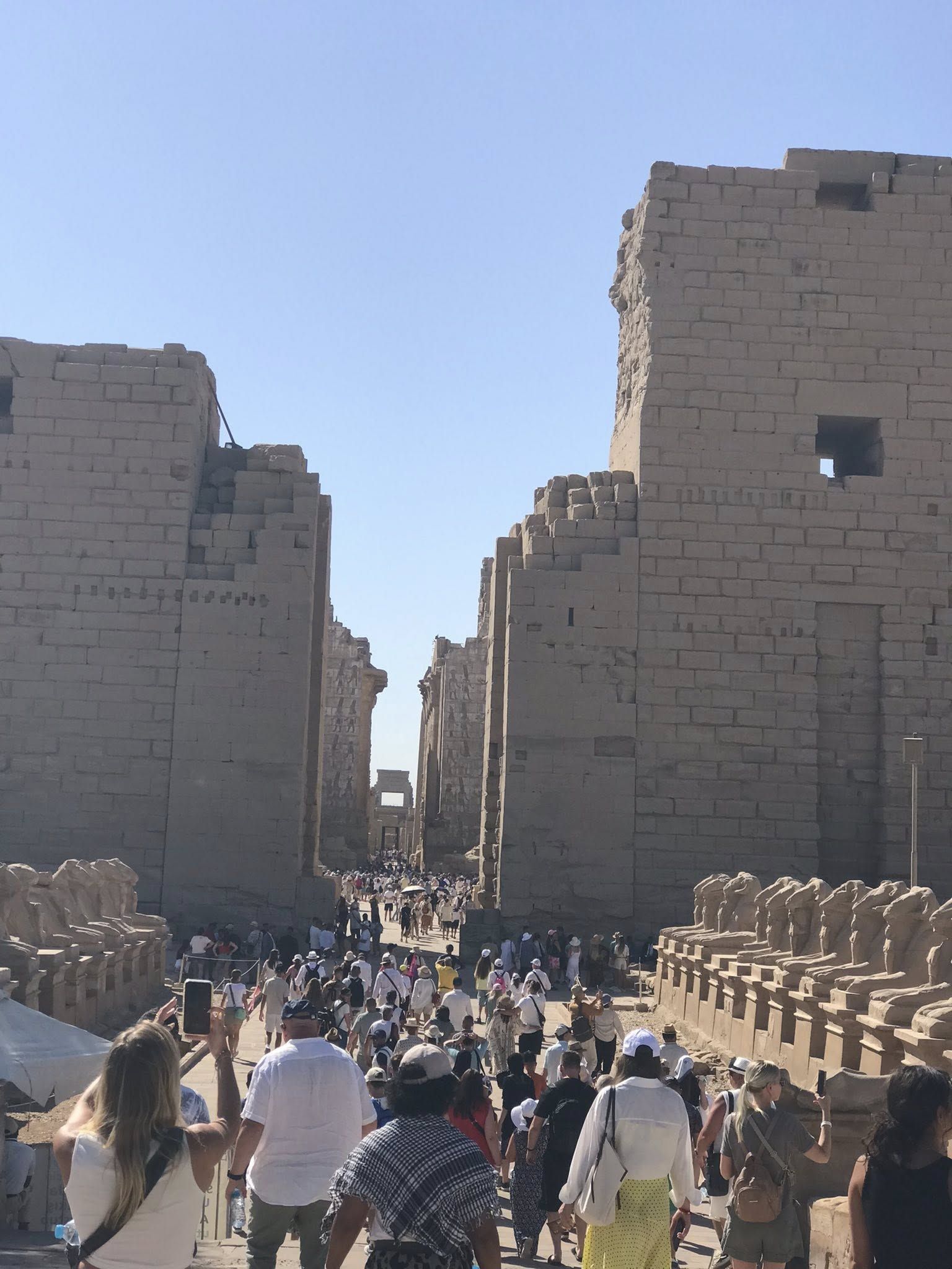 مشهد بديع لزيارات كبيرة من السائحين فى معابد الكرنك مشهد بديع لزيارات كبيرة من السائحين فى معابد الكرنك
