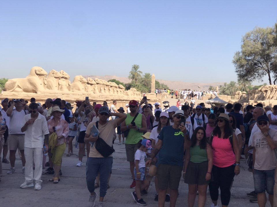 زيارات عظيمة من الأفواج السياحية فى معابد الكرنك زيارات عظيمة من الأفواج السياحية فى معابد الكرنك
