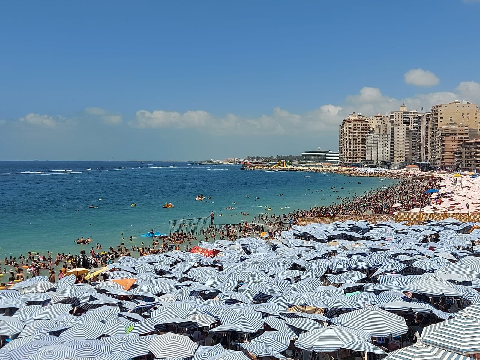 اقبال كبير وزحام