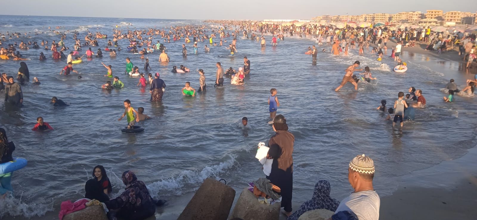 الهروب من حرارة الجو لمياه البحر المتوسط بالمصيف