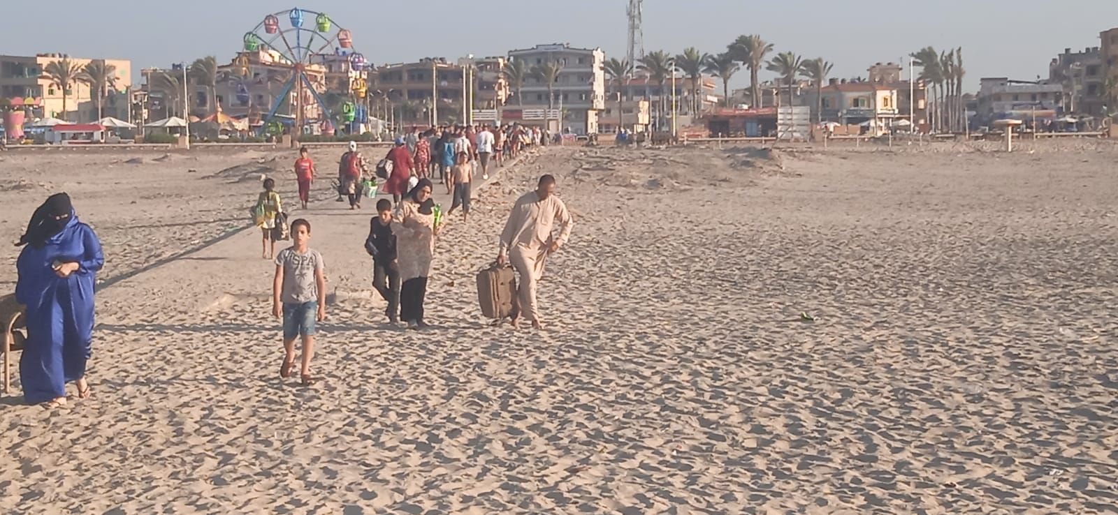 اقامة مشايات لتسهيل الوصول لشاطئ بلطيم